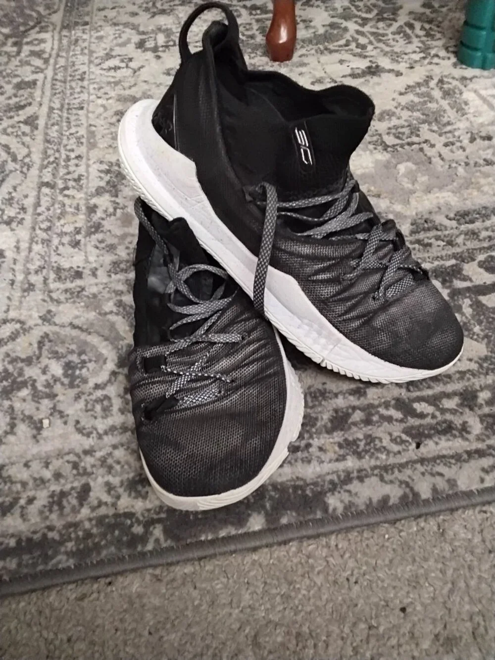 The Size 10 Under Armour Curry 5 Black sneakers are a stylish and comfortable op
